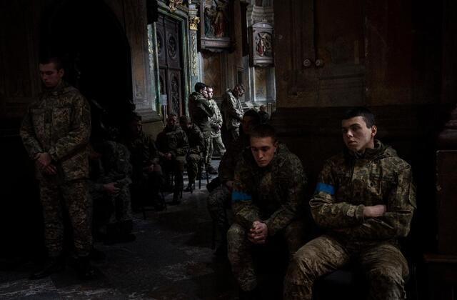 Lữ đoàn 36 Thủy quân lục chiến Ukraine cho biết qua mạng xã hội rằng, hiện tại toàn bộ lữ đoàn đã hết đạn, đạn chống thiết giáp cũng đã hết từ lâu. Bây giờ thuốc men và thực phẩm đều bị cắt hết. Sau 45 ngày chiến đấu, rất nhiều lính bộ binh của lữ đoàn thương vong. Lữ đoàn này chỉ có thể dựa vào lính pháo binh, lái xe, văn thư, bảo vệ, quân nhạc và xạ thủ phòng không để nhặt súng trường và chiến đấu.