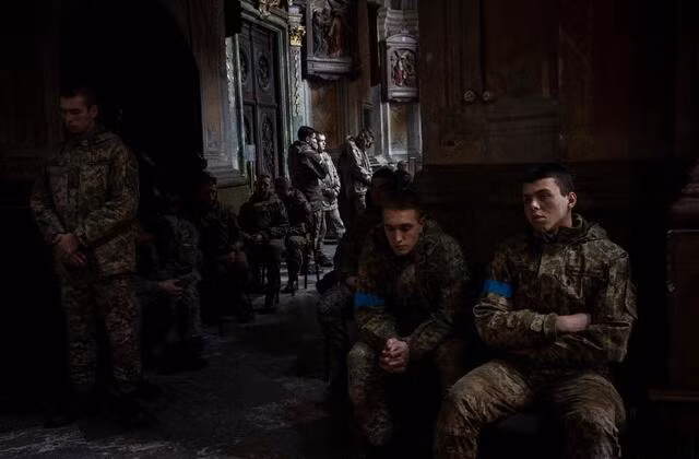 Lữ đoàn 36 Thủy quân lục chiến Ukraine cho biết qua mạng xã hội rằng, hiện tại toàn bộ lữ đoàn đã hết đạn, đạn chống thiết giáp cũng đã hết từ lâu. Bây giờ thuốc men và thực phẩm đều bị cắt hết. Sau 45 ngày chiến đấu, rất nhiều lính bộ binh của lữ đoàn thương vong. Lữ đoàn này chỉ có thể dựa vào lính pháo binh, lái xe, văn thư, bảo vệ, quân nhạc và xạ thủ phòng không để nhặt súng trường và chiến đấu.