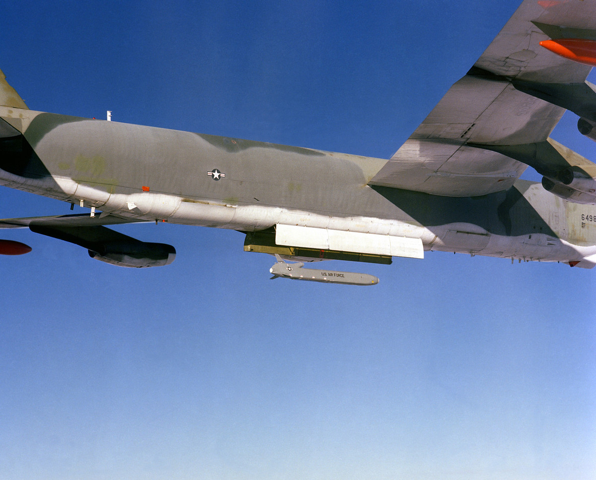 B-52 cũng được cho là có thể trang bị tên lửa phòng không tầm xa hiện đang được phát triển. LRSO sẽ thay thế tên lửa hành trình phóng từ trên không AGM-86B, có thể được trang bị đầu đạn hạt nhân hoặc thông thường.