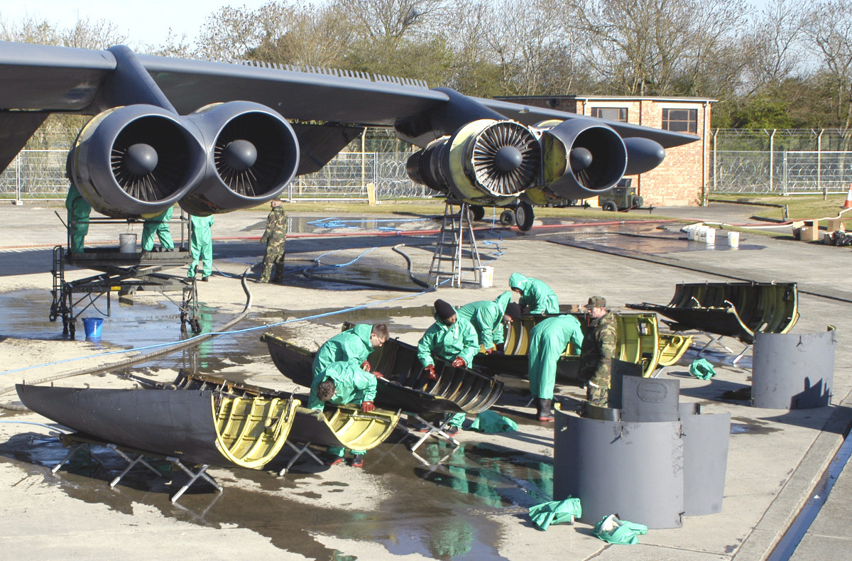 Tập đoàn Raytheon cho hay, radar mảng quét điện tử chủ động mới dựa trên radar APG-79 và APG-82 của Raytheon, sẽ tăng phạm vi phát hiện mục tiêu của B-52 và nó sẽ tăng số lượng mục tiêu mà máy bay ném bom có thể xác định được.