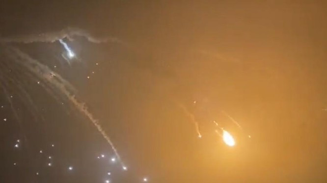 Có nhiều báo cáo trái ngược nhau về một vụ nổ lớn đã được nhìn thấy trên bầu trời thủ đô Ukraine. Lực lượng phòng không Ukraine cũng xác nhận đã bắn hạ một máy bay hoặc một tên lửa của Nga khi nó bay vào bầu trời Kiev.