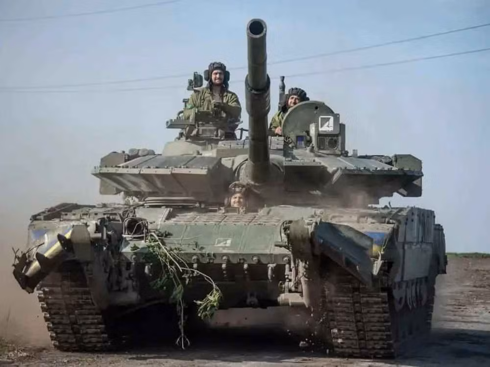 Ukraine mang xe tang chien loi pham ra dieu hanh 