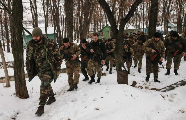 Cuộc đối đầu giữa quân đội Chechnya và Tiểu đoàn Azov là kết quả của sự cân nhắc chứ không phải bốc đồng, bởi vì Tiểu đoàn Azov cực kỳ dũng cảm, lão luyện trong chiến đấu đường phố và đã công khai hạ nhục Chechnya. Việc ông Putin để Chechnya đến Mariupol và tham gia vào cuộc giao tranh trên đường phố ở Kiev chắc chắn là một bước đi khôn ngoan.
