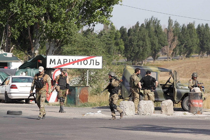 Cần phải nhắc lại rằng Tiểu đoàn Azov đã gia nhập Lực lượng Vệ binh Quốc gia Ukraine và về mặt logic là một phần của quân đội Ukraine. Nhưng vào thời điểm quan trọng khi quân đội Nga bao vây thành phố, Tiểu đoàn Azov đã đụng độ với quân đội Ukraine và điều này đã gây bất ngờ cho giới truyền thông.