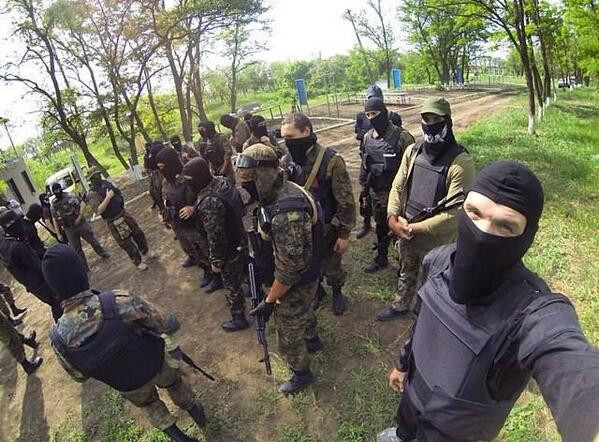 Sau khi những chiến binh Chechnya lên đường đến Ukraine, Tiểu đoàn Azov đã công khai tuyên chiến với những người lính Chechnya rằng họ đang đợi lính Chechnya ở thành phố Mariupol.