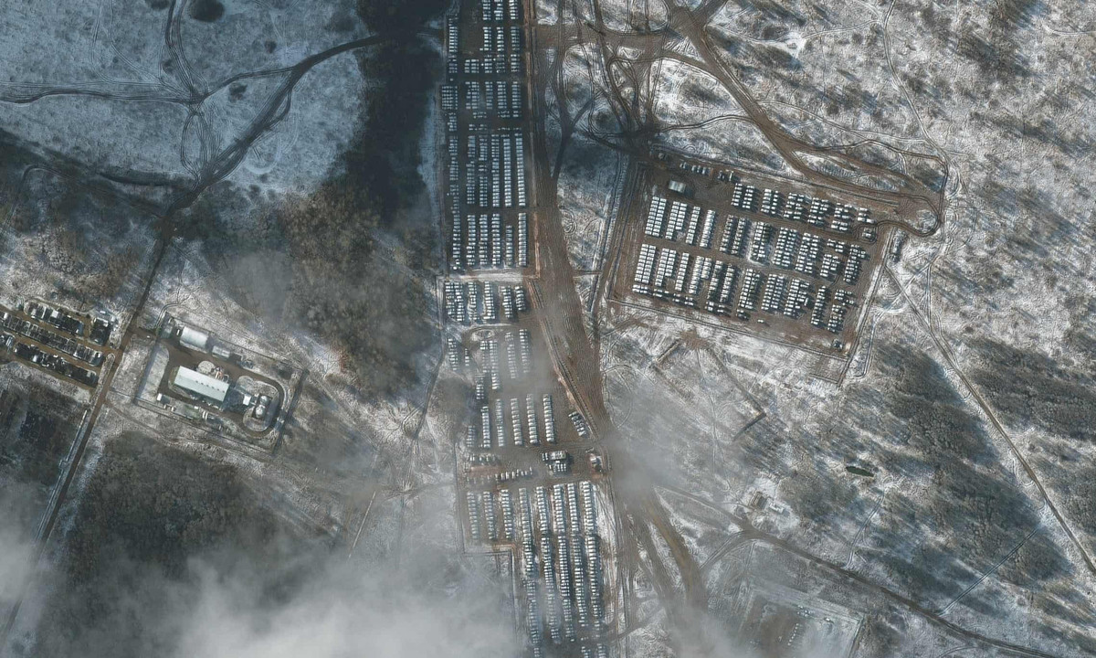 Bộ trưởng Quốc phòng Lloyd J. Austin đã mô tả một loạt các khí tài, vũ khí tổng hợp, pháo và tên lửa của Nga được bố trí tại biên giới Ukraine, ông nói "hình ảnh này khác xa những gì chúng ta thường thấy trong các cuộc tập trận".