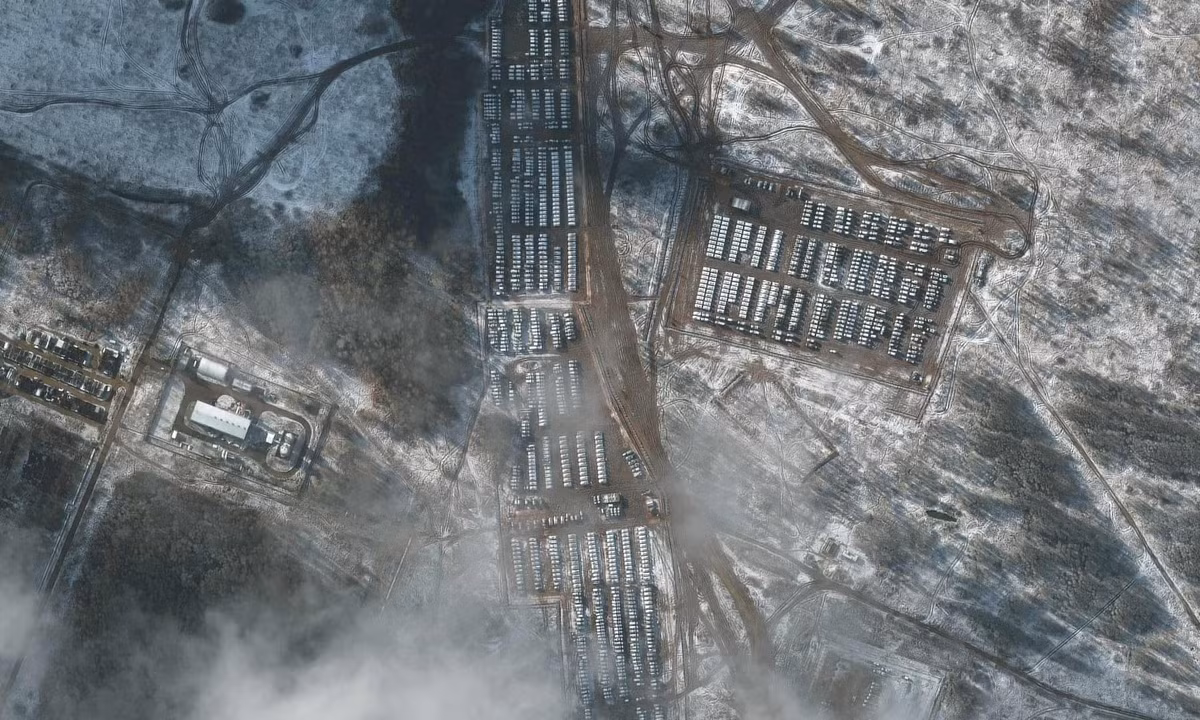 Bộ trưởng Quốc phòng Lloyd J. Austin đã mô tả một loạt các khí tài, vũ khí tổng hợp, pháo và tên lửa của Nga được bố trí tại biên giới Ukraine, ông nói "hình ảnh này khác xa những gì chúng ta thường thấy trong các cuộc tập trận".