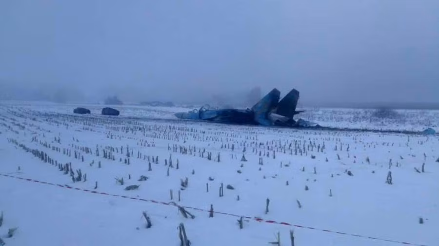 Không quân Ukraine cũng trang bị một số lượng máy bay chiến đấu Su-27 được đánh giá là hiện đại hơn, tuy nhiên thực tế lại gây thất vọng khi một chiếc thì bị bắn nhầm, còn một chiếc Su-27 khác lại bỏ chạy sang nước láng giềng Romania và còn những tổn thất khác khi đối đầu với chiến đấu cơ Nga.