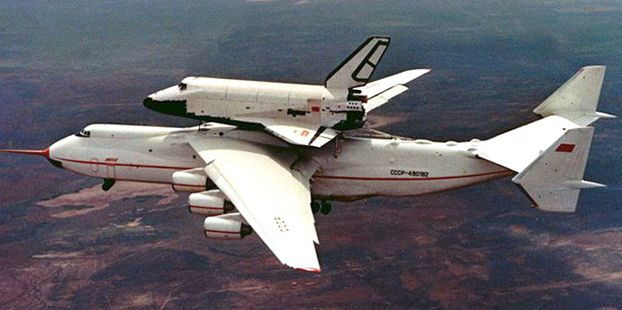 Máy bay An-225 giữ kỷ lục về sải cánh lớn nhất, khung máy bay nặng nhất và sức chở hàng hóa lớn nhất với 640.000kg và được thiết kế để có thể phóng máy bay vũ trụ Buran.