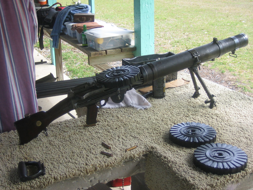 Mặc dù có những điểm tương đồng về thiết kế, nhưng không có bằng chứng nào cho thấy DP-27 được phát triển dựa trên khẩu Lewis Gun do Mỹ sản xuất từng được quân đội Anh sử dụng trong Thế chiến I và II.