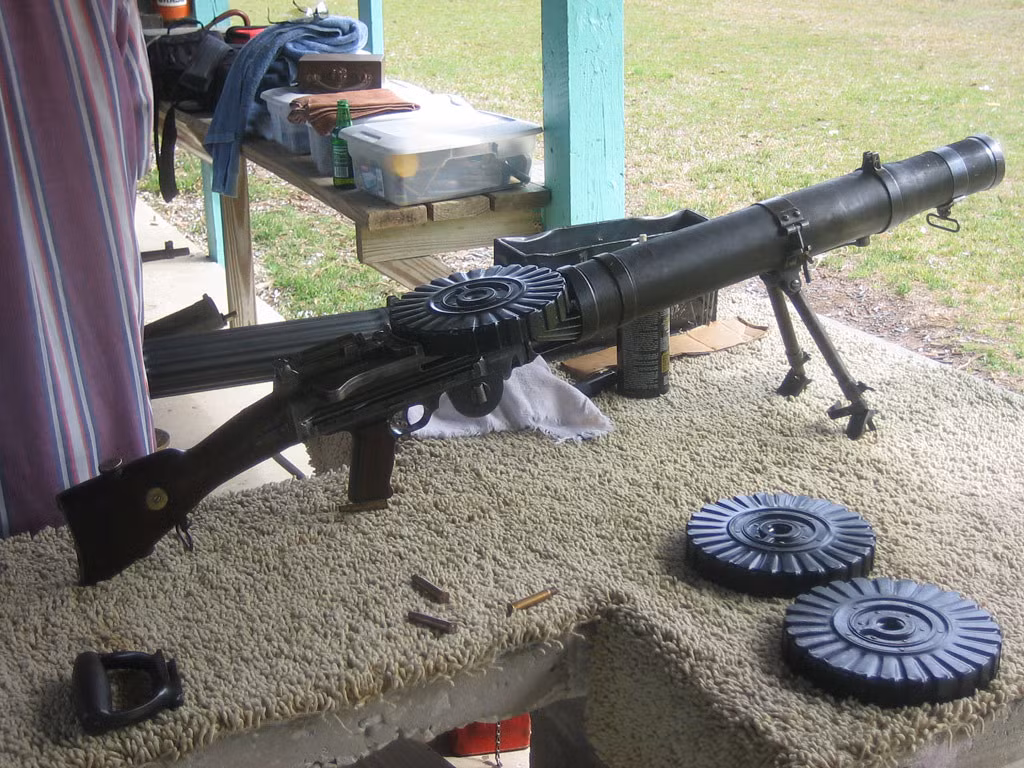 Mặc dù có những điểm tương đồng về thiết kế, nhưng không có bằng chứng nào cho thấy DP-27 được phát triển dựa trên khẩu Lewis Gun do Mỹ sản xuất từng được quân đội Anh sử dụng trong Thế chiến I và II.