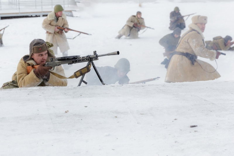 Tuy nhiên, trong trường hợp của DP-27, băng đạn tròn giúp đảm bảo rằng đường ngắm của vũ khí không bị ảnh hưởng. Bằng cách đặt hộp tiếp đạn lên trên vũ khí, DP-27 bảo đảm khả năng cơ động tốt hơn so với các loại súng máy hạng nhẹ.