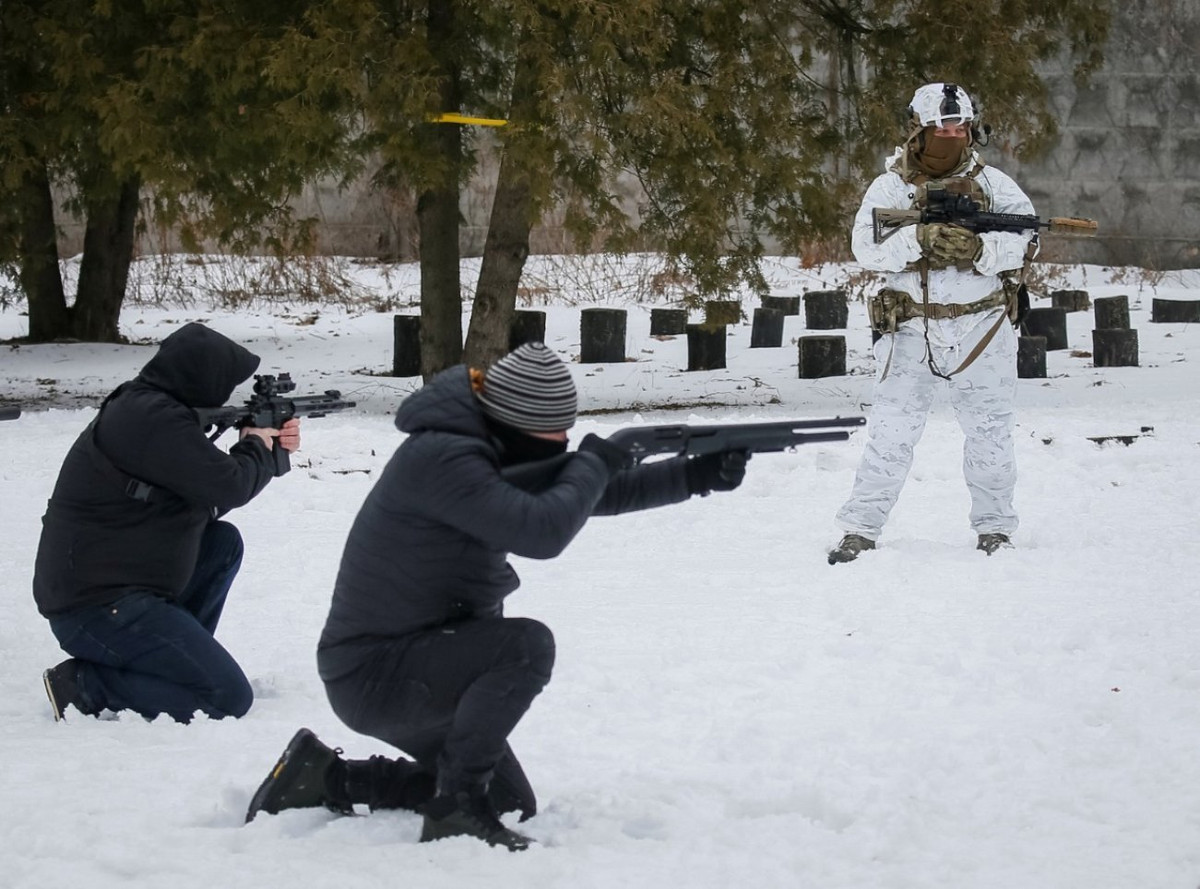 Trong video, người hướng dẫn Ivan Savelyev nói với các tình nguyện viên khác, “Theo tôi, không có súng máy cũ. Các đặc tính kỹ thuật và chiến thuật chính của bất kỳ loại vũ khí nào phụ thuộc vào người sử dụng và loại hình đào tạo mà họ đã nhận được”.
