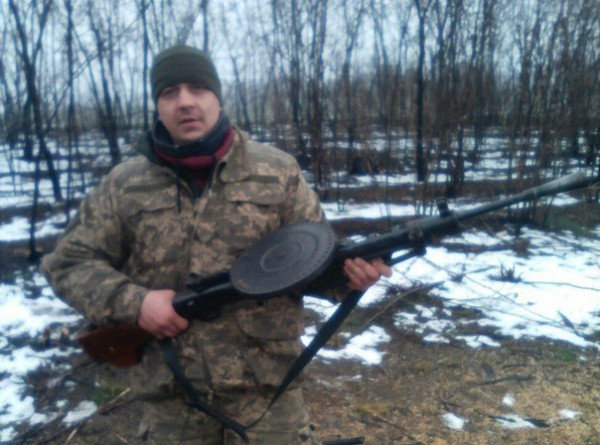 Đoạn video truyền hình trực tuyến cho thấy một tình nguyện viên hướng dẫn các thành viên của lực lượng phòng vệ, những người thường thiếu vũ khí, cách sử dụng súng máy hạng nhẹ DP-27 thời Thế chiến thứ hai.