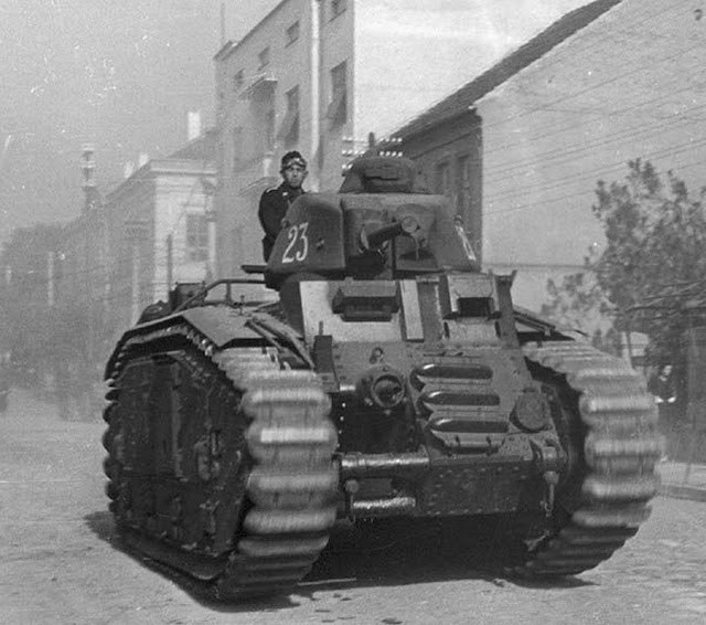 Char B1 có thời gian phát triển khá chậm, dù được lên ý tưởng thiết kế vào những năm 1920, nhưng mãi đến năm 1934 mới bắt đầu thiết kế xong. Và trong lúc nó đang được thiết kế, nhiều nước đã cho ra lò những chiếc xe tăng có thiết kế hiện đại và có tính hiệu quả cao hơn hơn như T-35, T-28 của Liên Xô và Grosstraktor, Neubaufahrzeug của Đức.