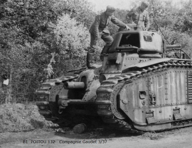 Pháo chống tăng không có thiết bị nâng góc súng, buộc xạ thủ (thực ra là trưởng xe) phải chỉnh góc bắn bằng vai thông qua báng vai được lắp với súng. Do đó nó ảnh hưởng rất nhiều đến khả năng tác chiến lâu dài của xạ thủ.