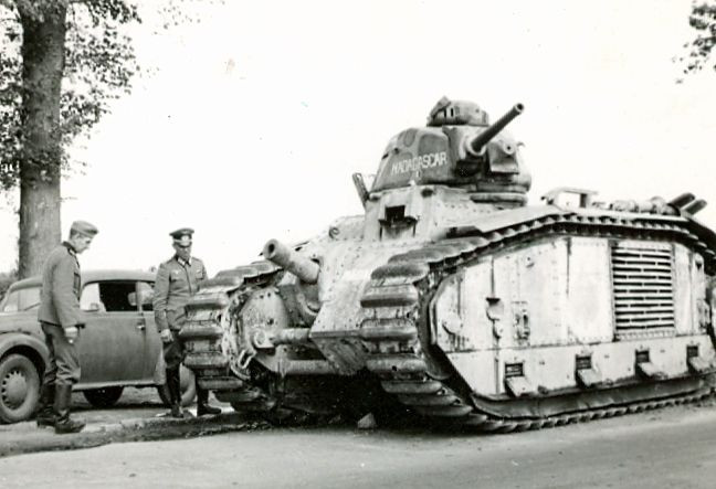 Thêm vào đó thì tháp pháo xoay có nhiều điểm chết và có tầm nhìn hạn chế do chỉ có 3 ô quan sát, muốn tránh góc chết thì phải quay tay để xoay qua góc chết, mở rộng tầm nhìn khiến cho công việc của chỉ huy quá tải hơn và làm giảm tốc độ phản ứng khi tác chiến.