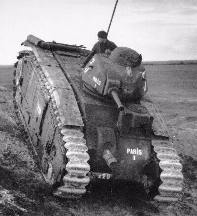 Ngoài ra việc điều khiển tháp pháo trên xe chỉ có một người. Điều này khiến trưởng xe phải kiêm thêm nhiệm vụ của pháo thủ và nạp đạn viên. Đôi khi là cả liên lạc viên thông qua cờ hiệu.