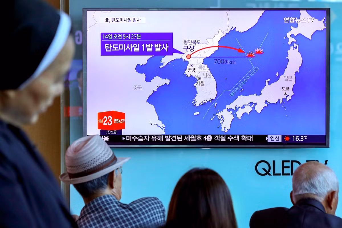 Theo đánh giá của các chuyên gia quân sự quốc tế, với quỹ đạo có độ cao cực lớn như vậy cho phép giới chức Triều Tiên có thể đánh giá được khả năng, cũng như sức mạnh của tên lửa Hwasong-12 mà không cần phải bắn tên lửa ra quá xa lãnh thổ Triều Tiên.