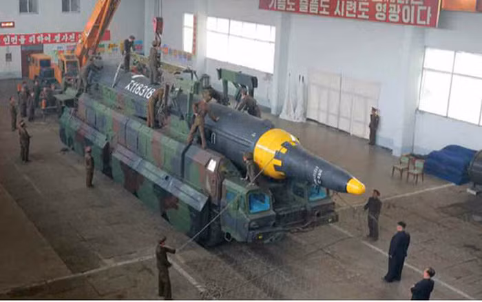 Tên lửa Hwasong-12 được công bố lần đầu tiên vào năm 2017 và vẫn giữ một vai trò quan trọng trong các lực lượng vũ trang của đất nước này do tầm quan trọng chủ chốt trong việc uy hiếp các cơ sở của Mỹ trên đảo Guam, nơi rất quan trọng đối với các hoạt động tăng cường sức mạnh của Whashington trong khu vực.
