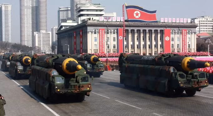 Hwasong-12 (KN-17 theo quy ước đặt tên của Mỹ) là tên lửa đạn đạo tầm trung di động do Triều Tiên phát triển. Hwasong-12 lần đầu tiên được tiết lộ với cộng đồng quốc tế trong một cuộc diễu hành quân sự vào ngày 14/4/2017 nhân kỷ niệm sinh nhật của Chủ tịch Kim Il-sung.