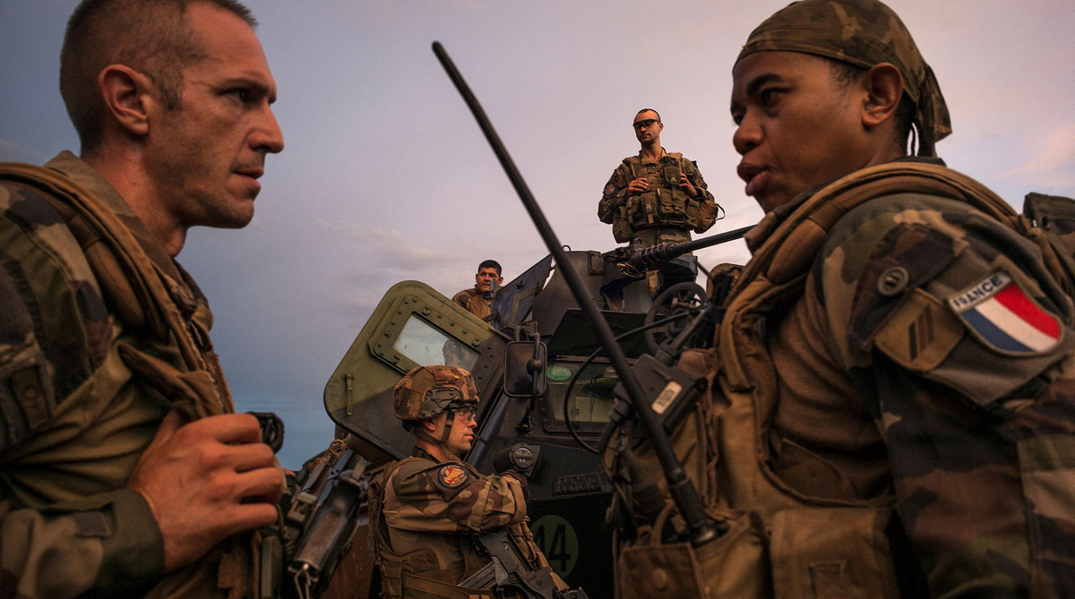 Binh sĩ Pháp cũng không được phép tham gia vào cuộc xung đột quân sự Nga-Ukraine. Đài truyền hình thông tin Pháp BFMTV cho biết, vào ngày 1/3, 14 binh sĩ thuộc Quân đoàn nước ngoài của Pháp người Ukraine đã bị bắt trên một chuyến xe buýt quá cảnh từ Pháp đến Ba Lan.