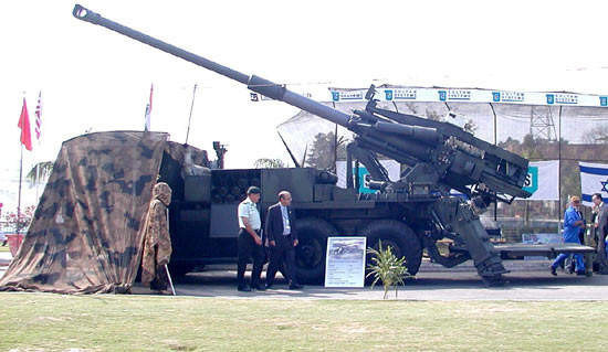 ATMOS mang tổng cộng 27 quả đạn 155 mm cùng các thiết bị hỗ trợ kèm theo và có thể được vận hành bởi một íp chiến đấu 4 người, bao gồm hai bộ nạp được bố trí ở hai bên ở phía sau. Hệ thống cung cấp tốc độ bắn từ 4 đến 9 viên/phút.