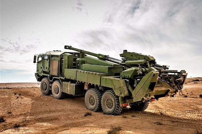 ATMOS là viết tắt của Autonomous Truck-Mounted Howitzer System. Đây là một loại lựu pháo tự hành hay còn gọi là pháo đầu máy, có nghĩa là nó có thể tự di chuyển vào vị trí khai hỏa mà không cần một thứ gì đó kéo hoặc đẩy. 