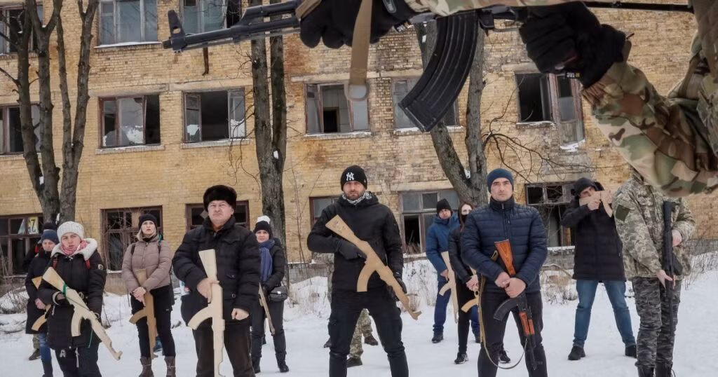 Vào ngày 2/3, DPR báo cáo rằng hơn 60 người đã bị cưỡng bức giam giữ tại trường Mariupol số 34, trong đó một nửa là phụ nữ và trẻ em. Tất cả những thường dân có ý định rời khỏi thành phố thông qua các hành lang nhân đạo của Nga, đều bị lực lượng chủ nghĩa dân tộc Azov bắt đến đó.