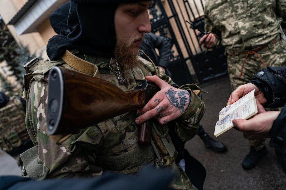 Trong khi đó, các nước châu Âu tiếp tục gửi vũ khí và tài nguyên cho Ukraine. Và sau tuyên bố của Tổng thống Ukraine Volodymyr Zelensky về việc thành lập một lữ đoàn quân tình nguyện quốc tế, hàng trăm người từ các quốc gia khác nhau đã hưởng ứng lời kêu gọi của ông.