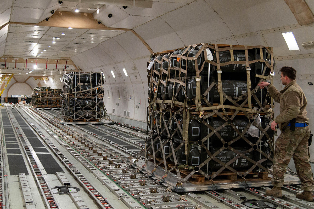 Một ngày trước đó, Bộ trưởng Ngoại giao Ukraine Dmytro Kuleba nói rằng phương Tây đang gửi vũ khí đến Ukraine theo một "dòng chảy bất tận" và có kế hoạch tăng nguồn cung cấp trong những giờ tới. Liệu những hỗ trợ này có thể giúp Ukraine đứng vững được bao lâu trước quân đội Nga? Nguồn ảnh: Pinterest.