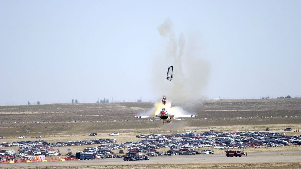 Vào năm 2003, cựu phi công Không quân Hoàng gia Anh (RAF) Craig Penrice đã phải bật ghế phóng khi đang điều khiển một chiếc Hawker Hunter tại triển lãm hàng không ở Portrush, Bắc Ireland. Sau vụ tai nạn này, viên phi công đã tạm thời bị liệt nửa người từ thắt lưng trở xuống. Các chẩn đoán y học cho biết Penrice bị tổn thương đốt sống và bị những mảnh xương vỡ găm vào tủy sống.