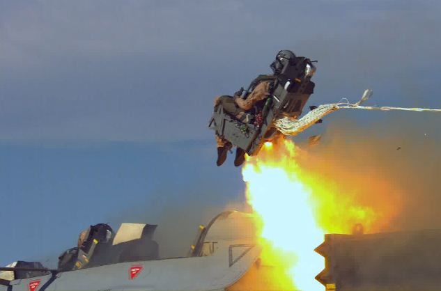 Vận tốc máy bay di chuyển càng cao thì mức độ rủi ro càng lớn. Nếu phi công buộc phải kích hoạt ghế phóng dù khẩn cấp từ độ cao lớn, màng nhĩ của họ sẽ bị tác động rất mạnh, thậm chí bị thủng đột ngột do sự thay đổi nhanh của áp suất khí quyển.