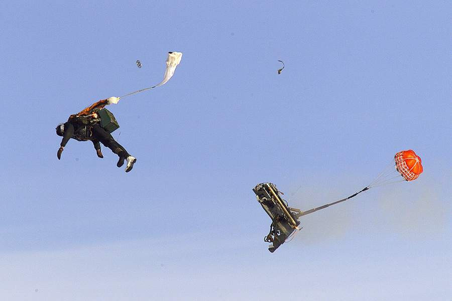 Khi bật ghế phóng từ độ cao lớn, dù ghế thoát hiểm có thể không bung hoặc bị rối do không khí loãng. Để khắc phục nhược điểm này, nhiều ghế thoát hiểm có cảm biến áp suất. Tuy nhiên, nếu bộ cảm biến áp suất hoặc dù phụ gặp trục trặc khi ghế phóng ở độ cao trên 10 km, phi công sẽ đối mặt với nguy cơ rất cao là không thể bung dù chính.