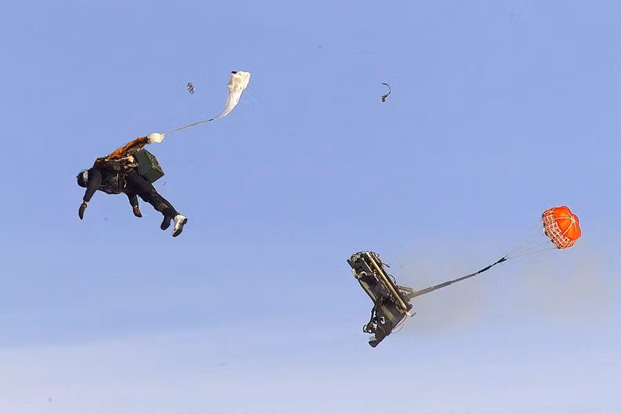 Khi bật ghế phóng từ độ cao lớn, dù ghế thoát hiểm có thể không bung hoặc bị rối do không khí loãng. Để khắc phục nhược điểm này, nhiều ghế thoát hiểm có cảm biến áp suất. Tuy nhiên, nếu bộ cảm biến áp suất hoặc dù phụ gặp trục trặc khi ghế phóng ở độ cao trên 10 km, phi công sẽ đối mặt với nguy cơ rất cao là không thể bung dù chính.