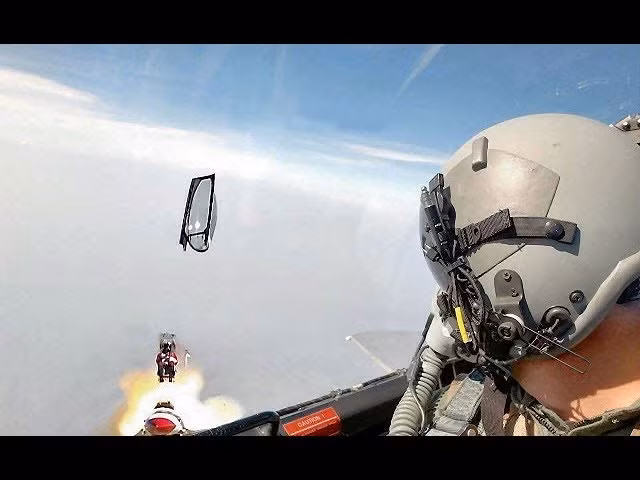 Tuy nhiên, với việc gia tăng số chi tiết kỹ thuật trên mũ phi công, nguy cơ phi công bị chấn thương cổ do mũ quá nặng. Một số sự cố đối với mặt nạ dưỡng khí hay trục trặc kỹ thuật khác cũng khiến phi công gặp nguy hiểm. Nguồn ảnh: Pinterest.