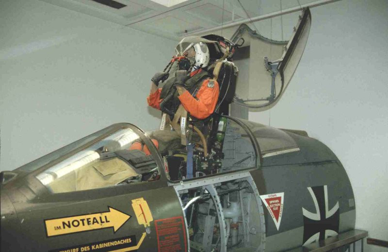 Theo trang các chuyên gia, để có thể phóng ghế thoát hiểm, nắp buồng lái của chiến đấu cơ cũng phải được bật mở khẩn cấp. Tuy nhiên, các trục trặc kỹ thuật liên quan đến hệ thống bật mở nắp buồng lái vẫn có thể xảy ra.