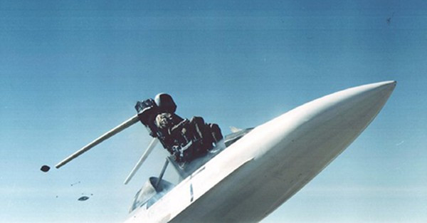 Eagles buộc phải bật ghế phóng thoát hiểm nhưng đã bị tổn thương tới ba đốt cột sống và phải nằm trên giường bệnh trong nhiều tháng. Hồi tưởng lại lần thoát nạn, Eagles cho biết ngay sau khi bật ghế phóng, anh cảm thấy như bị đâm mạnh vào sau lưng.