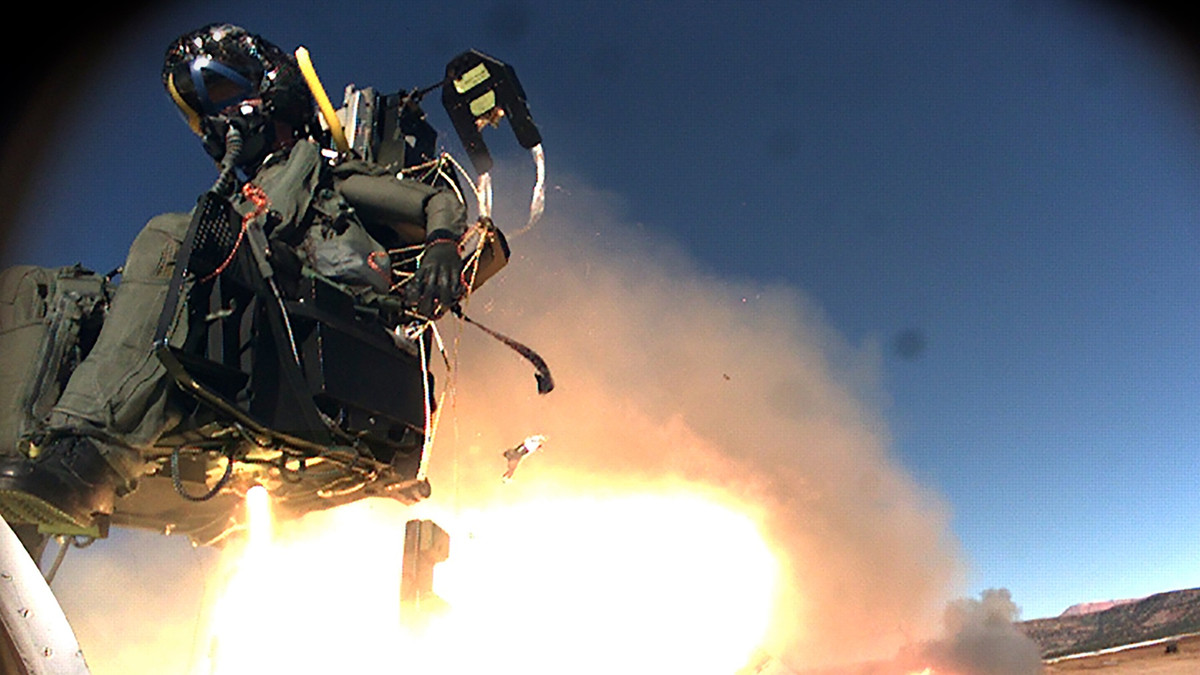 Các phi công có thể chịu các chấn thương về cột sống hoặc bị va đập, gây nên gãy xương hoặc chấn thương nội tạng. Để tránh các chấn thương, các phi công phải giữ đúng tư thế an toàn như dựa hết đầu vào ghế, khép chỏ sát người và tùy vào máy bay là cần duỗi chân hay co chân chạm gót vào ghế phóng.