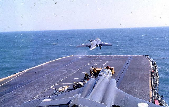 Năm 1966, một chiếc Blackburn Buccaneer cất cánh từ hàng không mẫu hạm HMS Victorious, được điều khiển bởi phi công người Anh David Eagles, cũng gặp trục trặc kỹ thuật.