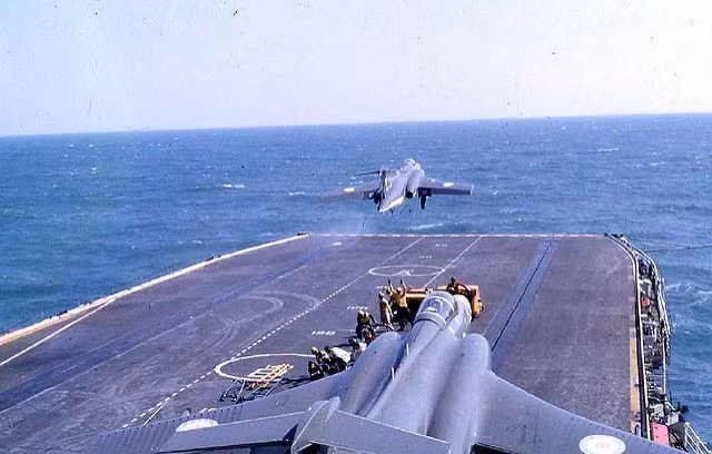 Năm 1966, một chiếc Blackburn Buccaneer cất cánh từ hàng không mẫu hạm HMS Victorious, được điều khiển bởi phi công người Anh David Eagles, cũng gặp trục trặc kỹ thuật.