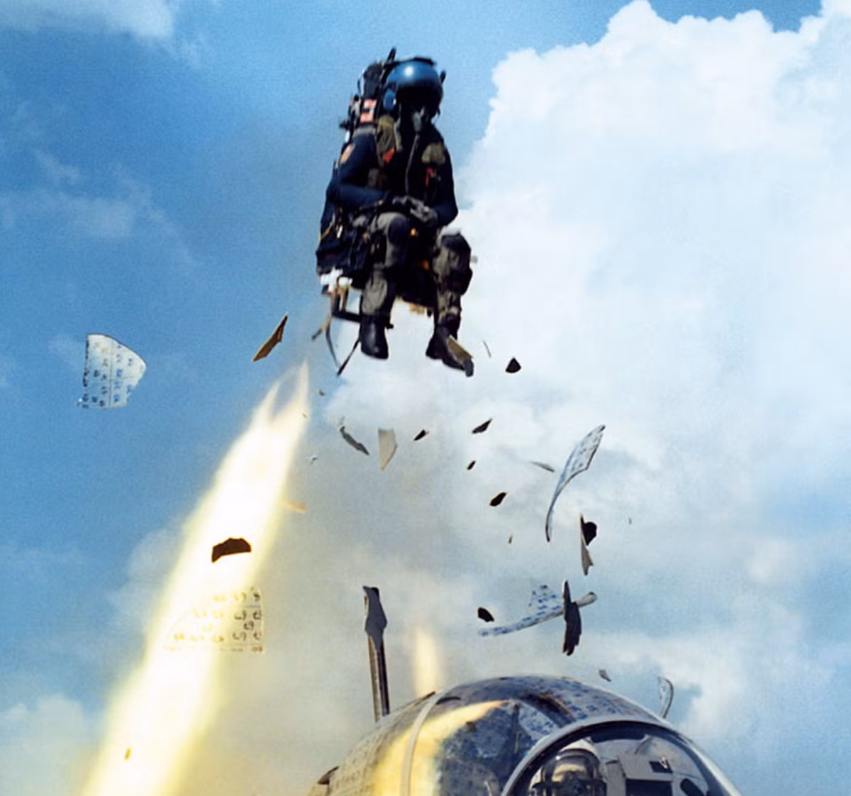 Với vận tốc lên đến gần 1.110 km/giờ, tốc độ rơi của ghế phóng cũng gây ra rủi ro đối với tính mạng của phi công. Hiện nay, các ghế phóng phần lớn có thiết kế tự động cố định chân và tay của phi công ở vị trí thích hợp để tránh va đập và tổn thương ở tốc độ cao.