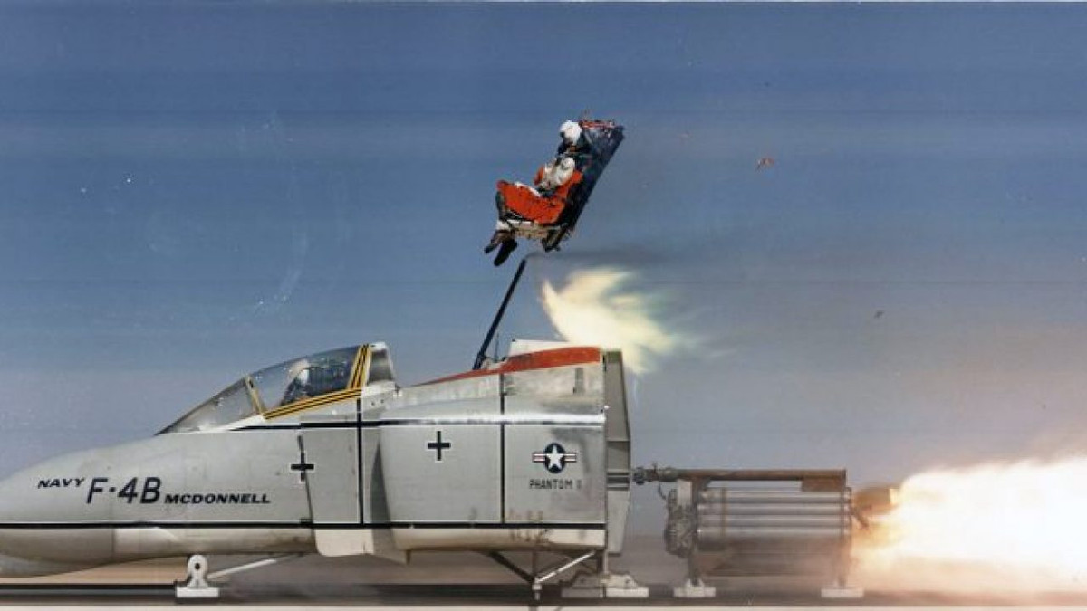 Theo đó, cần phóng của mẫu ghế có thiết kế vị trí gây nhiều “rủi ro”, có khả năng gây ra các lỗi kỹ thuật như phóng ghế ngoài ý muốn. Tuy nhiên, hãng sản xuất Martin Baker lại không báo cho Bộ Quốc phòng Anh, để đưa vào toàn bộ chương trình huấn luyện phi công mà chỉ báo đến một số bộ phận.