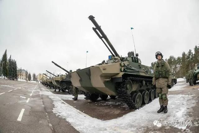 Do quân đội Nga thiếu số lượng hạ sĩ quan chất lượng cao nên mỗi lữ đoàn tập hợp những hạ sĩ quan xuất sắc và tổ chức họ thành các "nhóm chiến đấu cấp tiểu đoàn". Mỗi "nhóm chiến đấu cấp tiểu đoàn" có hơn mười đơn vị chiến đấu cấp đại đội trực thuộc, từ 1.200 đến 2.000 quân nhân, lớn hơn khoảng 30% so với các đơn vị chiến đấu cấp tiểu đoàn của phương Tây.