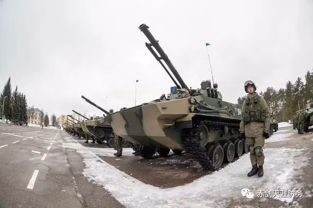 Do quân đội Nga thiếu số lượng hạ sĩ quan chất lượng cao nên mỗi lữ đoàn tập hợp những hạ sĩ quan xuất sắc và tổ chức họ thành các "nhóm chiến đấu cấp tiểu đoàn". Mỗi "nhóm chiến đấu cấp tiểu đoàn" có hơn mười đơn vị chiến đấu cấp đại đội trực thuộc, từ 1.200 đến 2.000 quân nhân, lớn hơn khoảng 30% so với các đơn vị chiến đấu cấp tiểu đoàn của phương Tây.