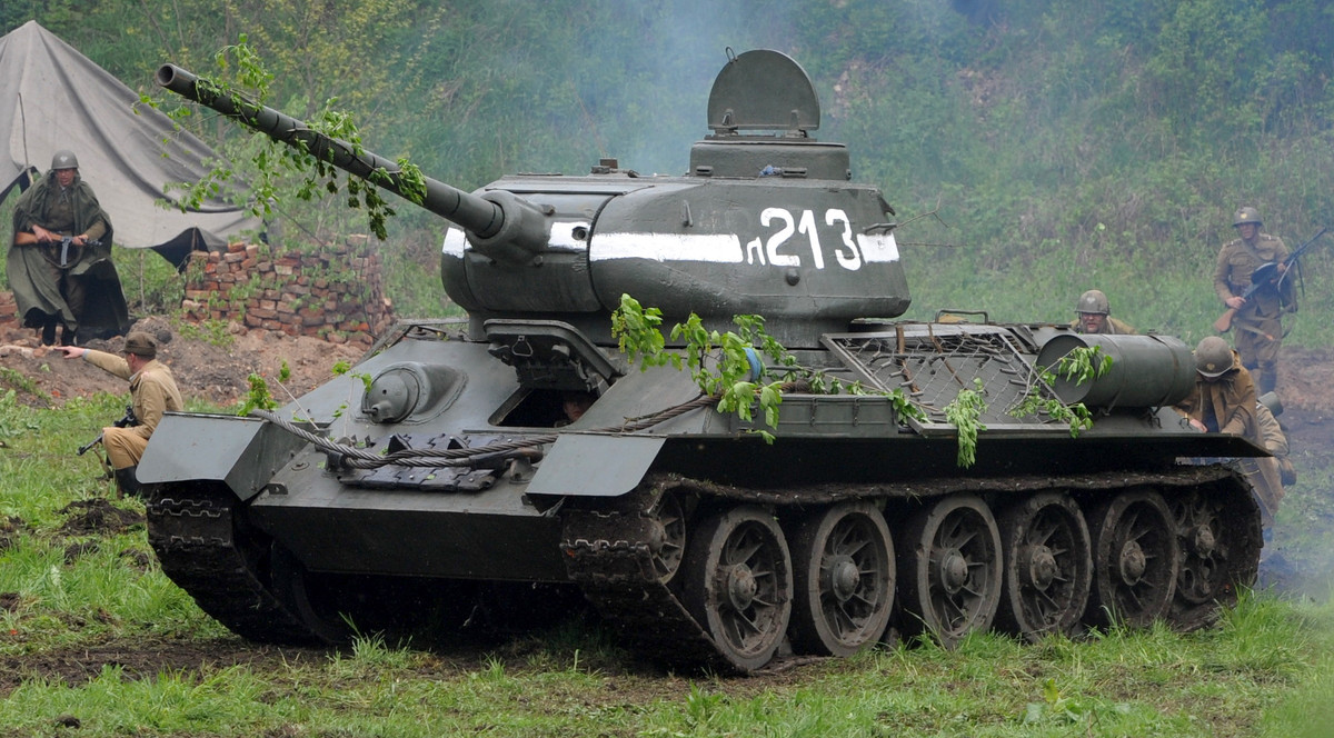 Nhưng khi các xe tăng Đức ở Liên Xô chạm trán với T-34 và KV-1 của Hồng quân vào năm 1941, rõ ràng là cần phải có một chiếc xe tăng hạng nặng mới. Cuối cùng, điều này đã dẫn đến việc Đức phát triển một chiếc xe tăng nặng 45 tấn với pháo 88mm, giáp nặng, tốc độ và khả năng cơ động.