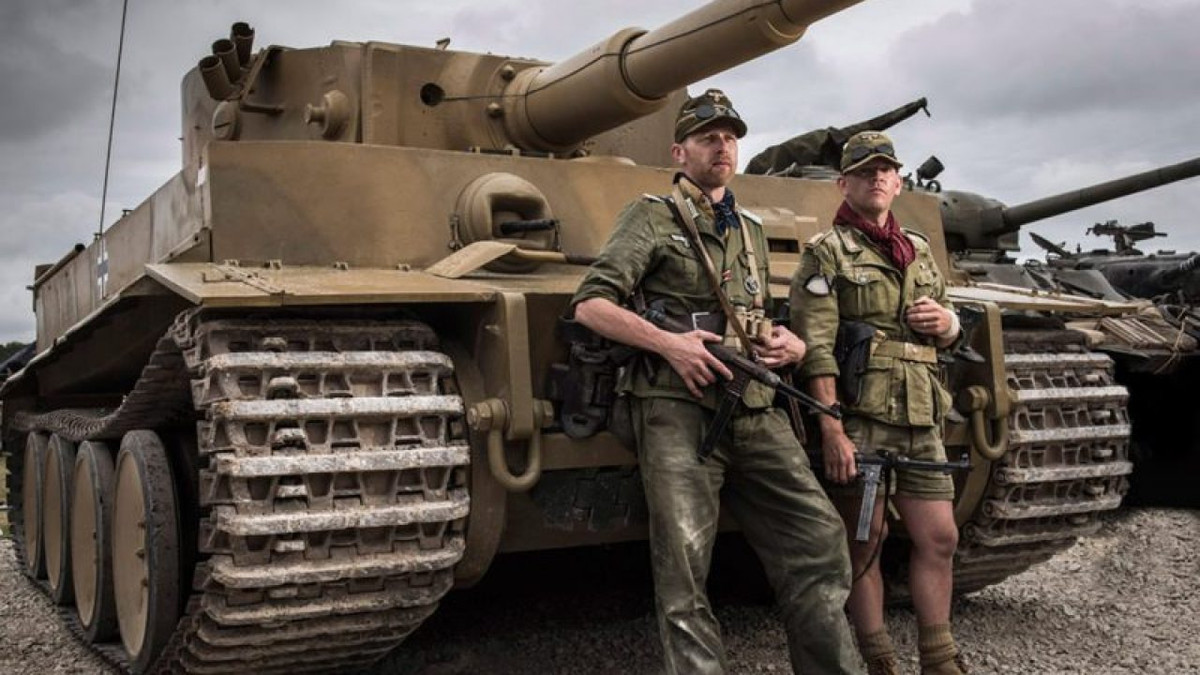 Các trung tâm huấn luyện đã được thành lập ở cả Đức và Pháp, cuối cùng Tiger đã được đưa vào hoạt động với mười tiểu đoàn xe tăng hạng nặng Heer, một tiểu đoàn huấn luyện, ba tiểu đoàn xe tăng hạng nặng SS và Sư đoàn lính tăng thiết giáp Grossdeutschland.