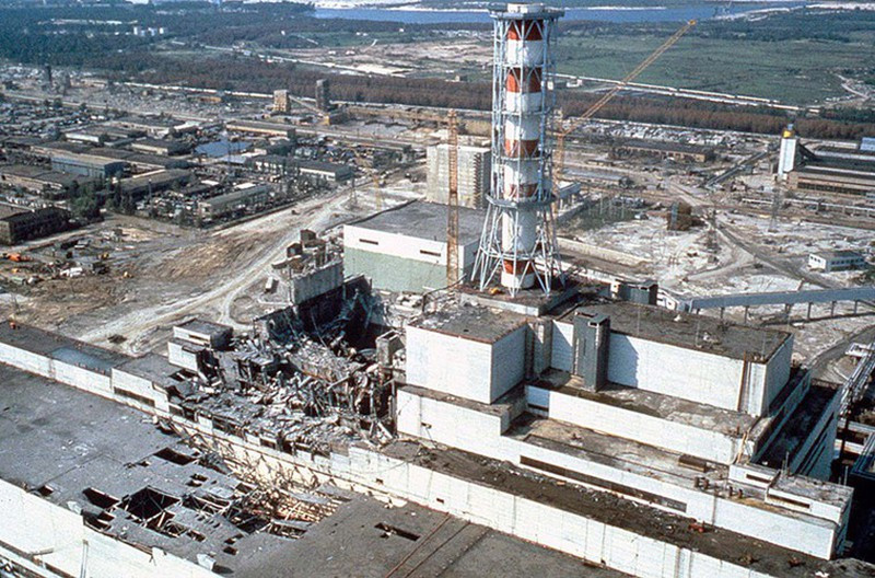 Nhìn lại thảm họa hạt nhân Chernobyl, vào thứ bảy ngày 26/4/1986, lò phản ứng hạt nhân số 4 phải ngừng hoạt động do cháy hoàn toàn lõi lò phản ứng kéo và theo một vụ nổ lớn khiến bụi phóng xạ lan ra Liên Xô, châu Âu, vượt qua Đại Tây Dương đến tận Mỹ. Bụi phóng xạ còn bao phủ từ Đông Bắc Á tràn xuống Trung Á và Tây Á.