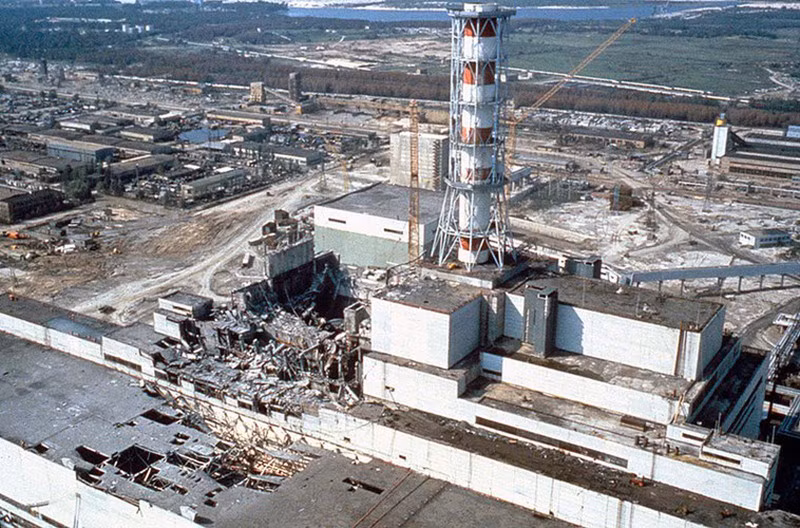 Nhìn lại thảm họa hạt nhân Chernobyl, vào thứ bảy ngày 26/4/1986, lò phản ứng hạt nhân số 4 phải ngừng hoạt động do cháy hoàn toàn lõi lò phản ứng kéo và theo một vụ nổ lớn khiến bụi phóng xạ lan ra Liên Xô, châu Âu, vượt qua Đại Tây Dương đến tận Mỹ. Bụi phóng xạ còn bao phủ từ Đông Bắc Á tràn xuống Trung Á và Tây Á.