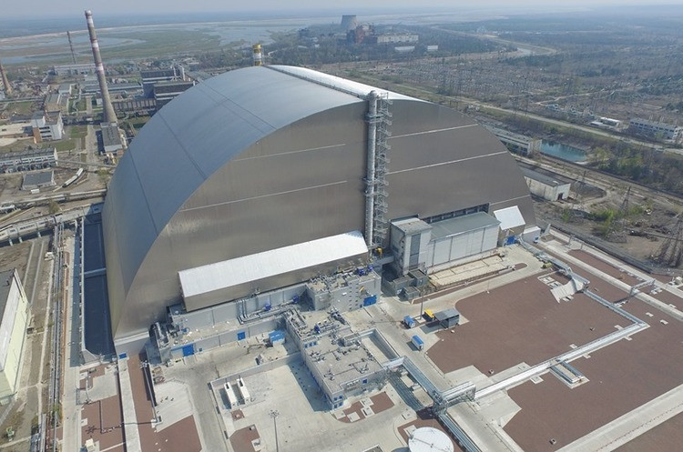 Được biết lò phản ứng số 4 của nhà máy điện hạt nhân Chernobyl đã được bảo vệ trong một mái vòm lớn, thiết bị che chắn phóng xạ này mới được đưa vào hoạt động gần đây. Lò phản ứng số 4 là nơi phát nổ gây ra sự cố tại nhà máy điện hạt nhân này vào năm 1986.